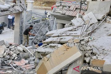 Melihat dampak serangan udara Israel yang intens di Lebanon selatan