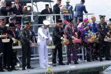 Tabur bunga TNI AL di Selat Bali