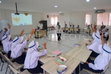 Kemenkeu mengajar di sekolah rakyat Padang