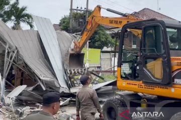 Bangunan Ilegal di area gedung KNPI Bogor dibongkar