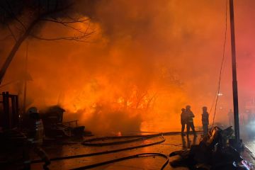 Update kebakaran Sukahaji: kios pedagang kayu terbakar
