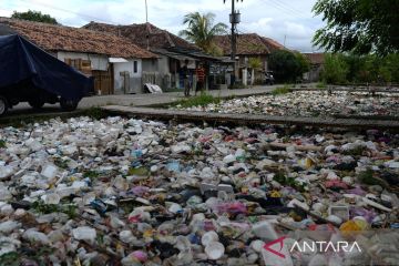 Tumpukan sampah sepanjang 30 meter sumbat kali Tirtayasa Serang