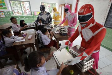 Power Rangers pengantar MBG di Kota Kediri