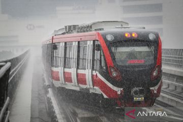 Kemarin ekonomi, mobil nasional 2027 hingga skytrain LRT Jabodebek