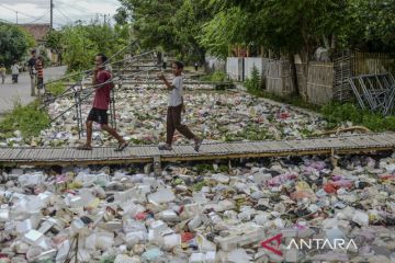 Sampah menumpuk di kali Tirtayasa Serang