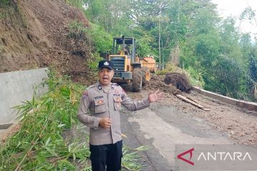 Petugas gabungan turunkan alat berat membuka jalur selatan Cianjur