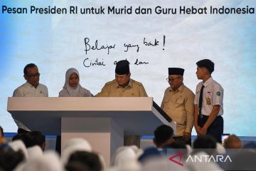 Prabowo tulis pesan pada smarboard untuk siswa: Belajar yang baik!