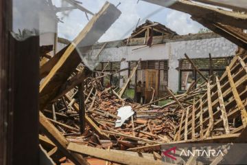 Perpustakaan sekolah ambruk di Pandeglang