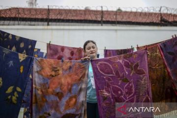 Pelatihan membatik ecoprint untuk warga binaan rutan