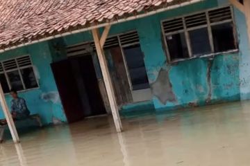 Sungai meluap, banjir mulai melanda ratusan rumah warga di Karawang
