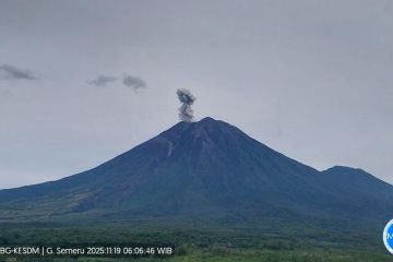 Gunung Semeru hari ini erupsi tiga kali dengan tinggi letusan 600 meter