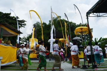 Sembahyang Hari Raya Galungan di Magetan