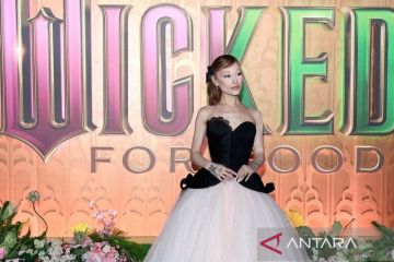 Ariana Grande positif COVID usai tur promosi film Wicked: For Good"