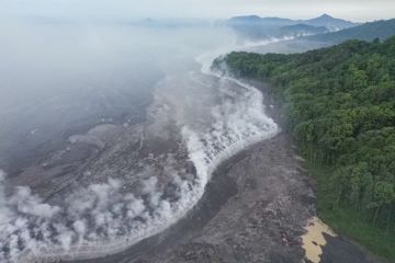 Asap letusan sekunder Gunung Semeru
