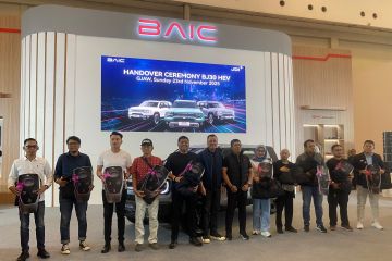 Mulai pengiriman, BAIC serah terima BJ30 hybrid ke 10 konsumen pertama