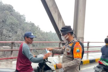 Abu Semeru cukup tebal, Polda Jatim bagikan masker pada pengendara