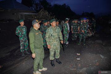 Panglima Divif 2 Kostrad tinjau lokasi bencana erupsi Gunung Semeru