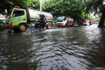 Penanganan genangan air akibat hujan di Surabaya