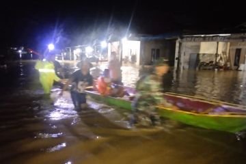 Terjebak banjir 1-1,5 meter, 40 KK di Pasaman Barat dievakuasi