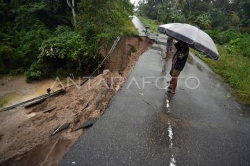Jalan longsor di Padang Pariaman