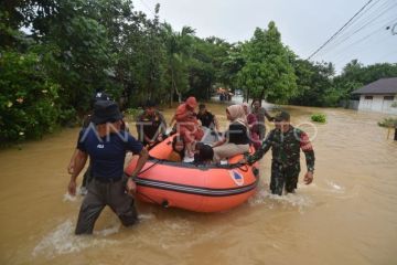 Banjir rendam permukiman di Padang