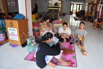 Warga terdampak banjir mengungsi ke surau