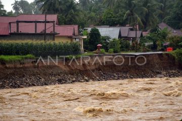 Jalan putus akibat luapan sungai di Padang Pariaman