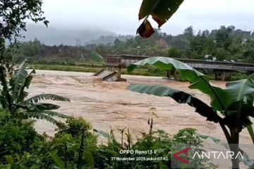 Jembatan di Lubuk Alung Padang Pariaman ambruk akibat cuaca ekstrem&nbsp;