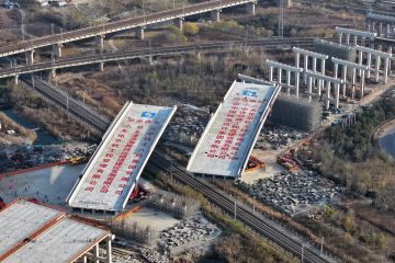 Jembatan kembar Jalan Tol Xinggang di Tianjin, China, sukses berotasi