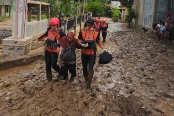 Basarnas evakuasi pelajar-guru terjebak banjir dua hari di Pidie Jaya