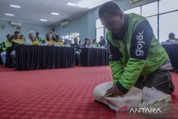 Bakti sosial dan pelatihan bantuan hidup untuk ojol