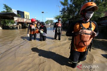 Ratusan personel Basarnas perbantuan mulai berlabuh di Aceh dan Sumut