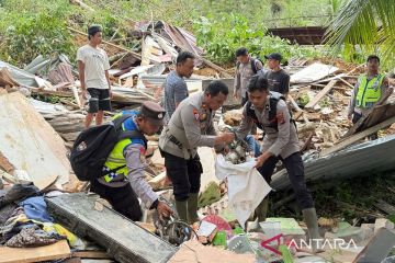 Polres Pasaman Barat bersihkan runtuhan rumah korban longsor