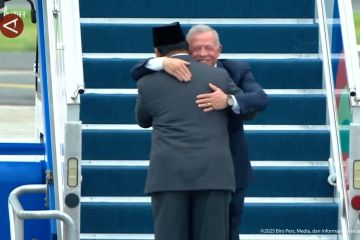 Presiden Prabowo sambut kedatangan Raja Yordania dengan pelukan hangat