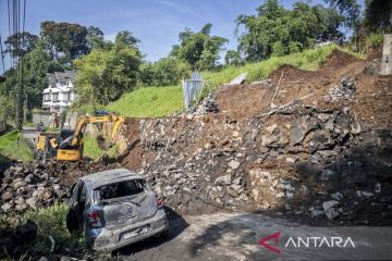 Longsor dinding penahan tanah di Bandung Barat