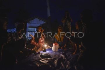 Korban banjir bandang bertahan di tenda darurat