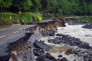 Jalan Padang-Bukittinggi putus total akibat banjir dan longsor