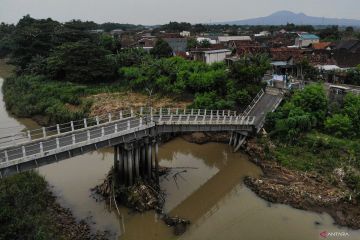 Jembatan Kedungdowo di Nganjuk ambruk