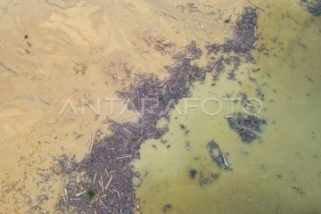 Sampah kayu gelondongan pascabanjir bandang di Solok