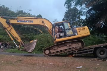 Satu ekskavator sampai di lokasi longsor Talamau cari korban tertimbun