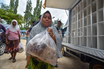 Distribusi MBG bagi warga terdampak banjir bandang di Padang