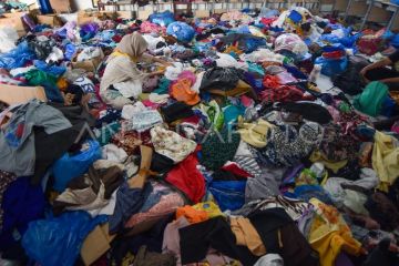 Bantuan pakaian bekas bagi korban banjir bandang di Padang