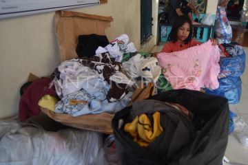 Bantuan pakaian bekas bagi korban banjir bandang di Padang