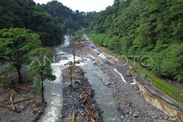 Penanganan jalan putus di di Lembah Anai