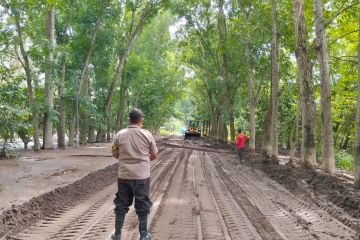 Pengendara hati-hati lintasi lokasi banjir lahar hujan Gunung Lewotobi