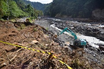 Penanganan jalan putus di di Lembah Anai