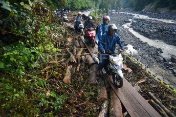 Jalan darurat Padang - Bukittinggi di Lembah Anai