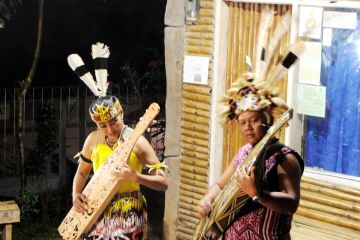 Pentas budaya PWI Jakarta tetap meriah meski diguyur hujan di Gunung Padang Cianjur
