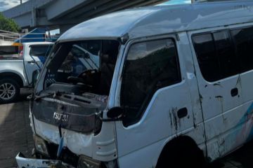 Mobil travel terguling di Bali, 13 WNA China terluka