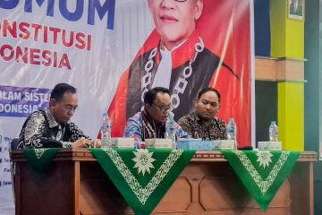 Hakim Konstitusi jelaskan peran MK pada kuliah umum di UM Pontianak